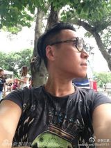 台歌手李立崴微博生前照 爱萌犬自侃酷似梁家辉