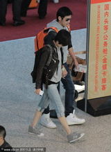 组图：陆毅鲍蕾打扮默契 机场出行牵手秀恩爱