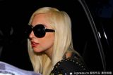 组图：Lady Gaga薄纱bra无惧露点金发墨镜闪亮登场