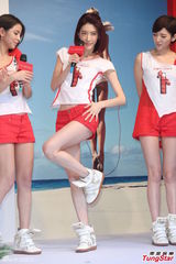 组图：少女组合跳绳卖瘦身产品 粉嫩热裤秀玉腿