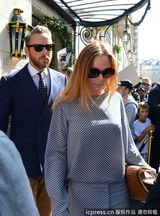 组图：麦卡特尼携娇妻领奖章 女儿遭冷落