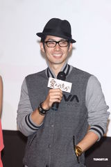 组图：曾之乔为新剧裸背上阵 被吴建豪袭胸吓坏父母