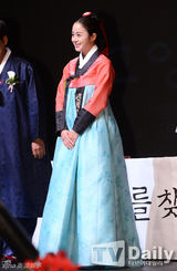 组图：韩星金泰熙穿韩服端庄出席活动