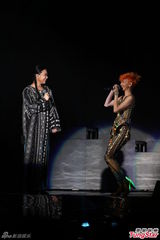 组图：孙燕姿橙发亮眼披黄金甲 许美静助阵