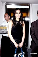 高清图集：徐子淇出席讲词作品展 买16万天使送女儿