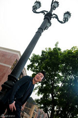 组图：张桐最新街拍曝光 走出抑郁阴霾笑对人生