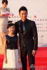 组图：李晨携《唐山大地震》小演员走红毯