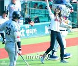 组图：韩星李多海为棒球比赛开球展明朗笑容