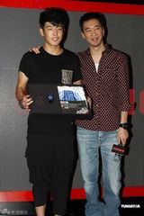 组图：黄立行酷帅亮相引尖叫 现场与粉丝亲密合影