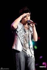 周杰伦演唱会与脱衣舞娘热舞 气氛异常火爆(图)