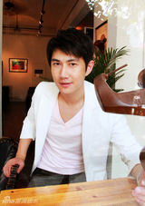 组图：《国父孙中山》主演何明翰夏日街头写真