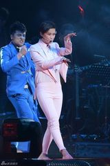 组图：李宇春上海开唱遭男舞者抱 父母首度现身
