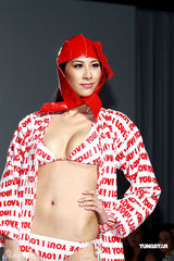 幻灯图集：桂纶镁斜肩裙美艳 蔡健雅宝蓝装优雅