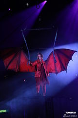 组图：郑伊健开唱秀肌肉与女模热舞 蒙嘉慧现身支持