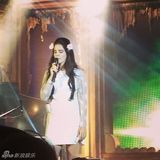 组图：打雷姐蕾丝白裙献唱 头戴玫瑰变花仙子