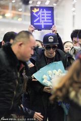 组图：李准基现身机场 粉丝激动摔倒获偶像搀扶
