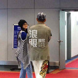 独家：王志飞送张定涵离京 机场拥吻依依不舍