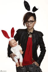 高清组图：周笔畅化身朋克酷女 手抱婴儿眼神犀利