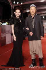 组图：金马奖主持人黄渤和曾宝仪亮相红毯