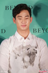 组图：金秀贤赴港满面油光显疲惫呆滞示人