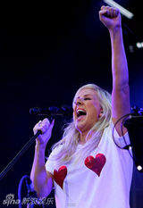 组图：埃利-古尔丁激情打鼓 胸部贴爱心鬼马