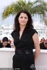 组图：《睡美人》发布会 艾米丽-布朗宁俏皮亮相 