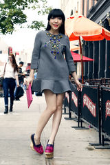 组图：吴莫愁纽约时装周简约街拍大片摩登心情