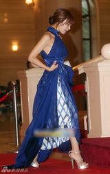 组图：《请回答1997》申素律蓝裙典雅吐舌卖萌