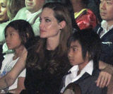 组图：皮特一家看表演呵护爱女 茱莉揽养子霸气十足