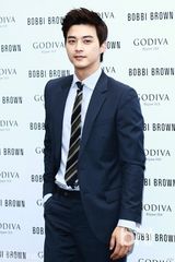 组图：南相美等为品牌站台 金正敏露腰秀性感