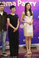 组图：隋棠亮相釜山秀性感 张榕容露背裙争艳