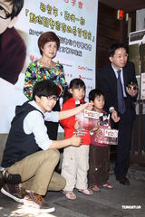 组图：22岁胡夏期待谈恋爱 献爱心助弱势儿童募款