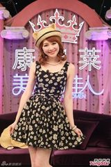 组图：模特Ayuki加盟《美俏》 与寇乃馨卖萌