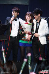 组图：陈威全情人节开唱 张芸京现身站台