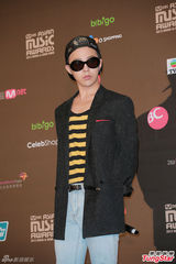 高清图：GD条纹装出席mama记者会 EXO正装帅气