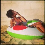 组图：蕾哈娜海滩度假照曝光 穿比基尼晒太阳