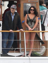 组图：林赛-罗韩豹纹比基尼现身片场