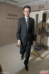 组图：张卫健再入院探母面色憔悴 5时结束疗程