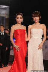 组图：邱泽绯闻女友李毓芬红裙艳丽 力拼郭雪芙