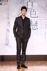 组图：凤小岳喜欢北海道雪景 谢欣颖首次升格女主角