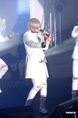 高清：韩国男团“F.CUZ”旋风抵台 两成员带伤上阵