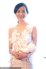 组图：韩雪及腰露背裙突破尺度秀裸背性感抢镜