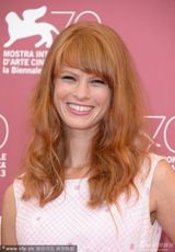 组图：《我是阿拉伯人》发布 女主穿粉裙清新