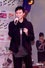 高清图：张智霖等齐聚音乐汇展颁奖 容祖儿夺九奖