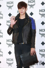 组图：少时徐贤等撑品牌活动 SHINee帅气献唱