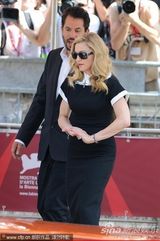 组图：《W.E》发布会 导演麦当娜现身霸气十足