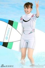 组图：大岛优子率团员热辣短裙跳舞 展冲浪身手