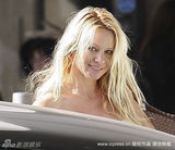 幻灯：艳星安德森浴巾裹身逛街 真空上阵不惧狗仔