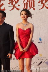 组图：《建党伟业》黄建新亮相 李沁超短红裙可爱