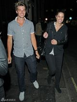 组图：施瓦辛格儿子女儿现身 关系融洽